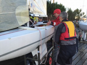 Bjørn Forshei tar en gjennomgang av båt før sjøsetting.